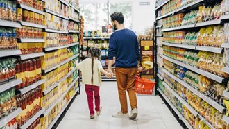 pai com a filha num corredor de supermercado